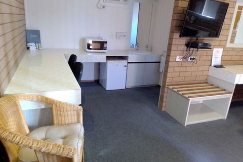 Country Home Motor Inn - Redcliffe Tourism 3