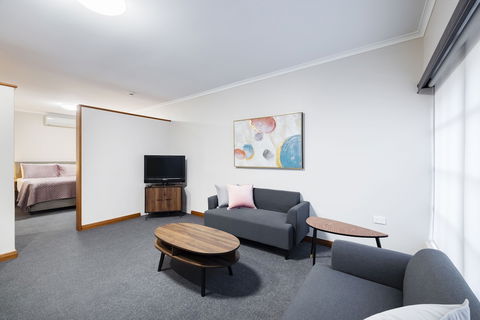 Adelaide Inn - Redcliffe Tourism 1