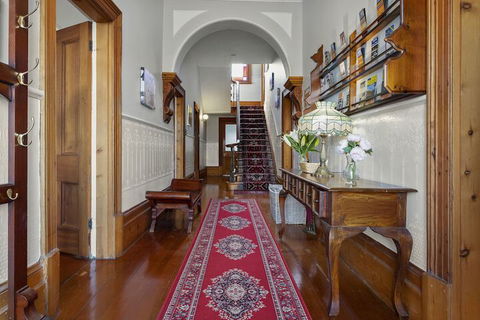 The Dragonfly Inn - Redcliffe Tourism 2