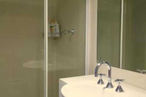 Kingston Terrace Apartments - Redcliffe Tourism 6