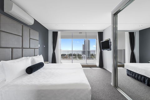 Meriton Suites Broadbeach, Gold Coast - Redcliffe Tourism 6