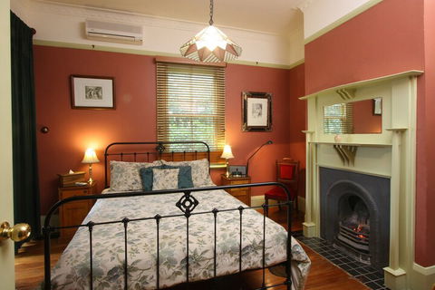 Moments Mountain Retreat - Redcliffe Tourism 3