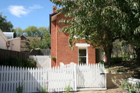Annies Garden Cottage - Redcliffe Tourism 0