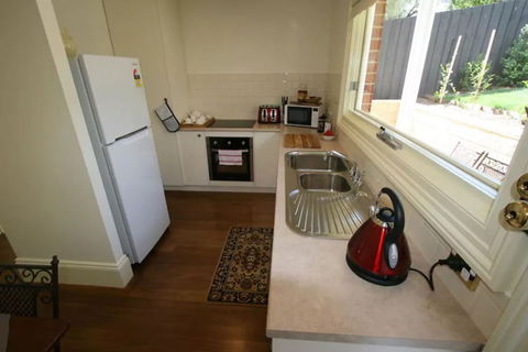 Annies Garden Cottage - Redcliffe Tourism 2