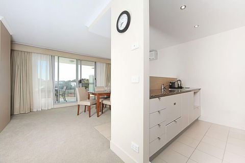 Accommodate Canberra - The Avenue - Redcliffe Tourism 4