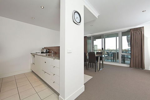 Accommodate Canberra - The Avenue - Redcliffe Tourism 6