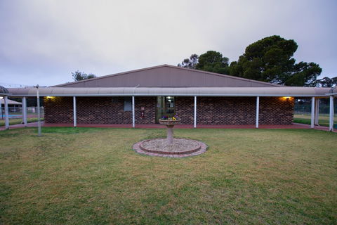Club Inn Motel - Redcliffe Tourism 1