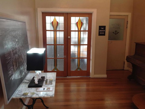 Fish Creek Hotel - Redcliffe Tourism 1