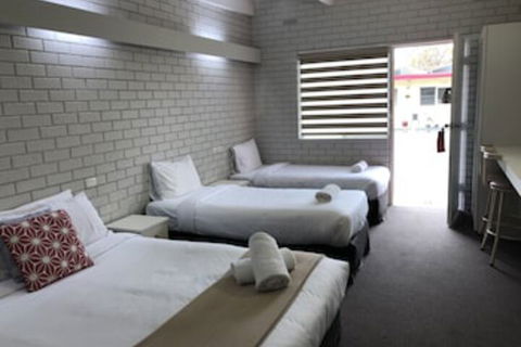 Wattle Motel - Redcliffe Tourism 0