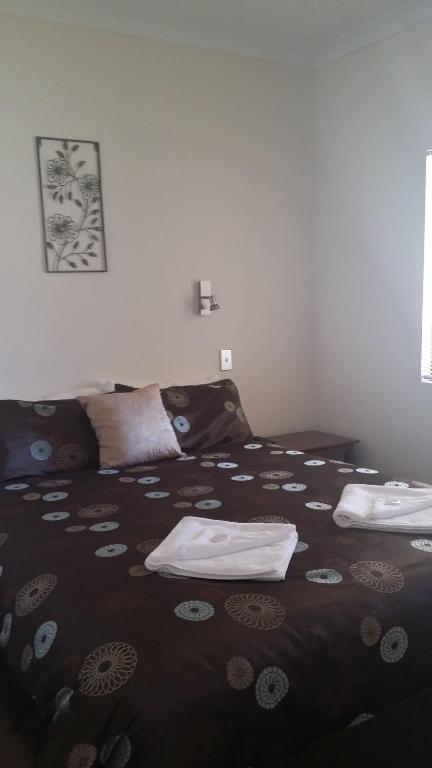 Lilacs Waterfront Villas & Cottages - Redcliffe Tourism 3