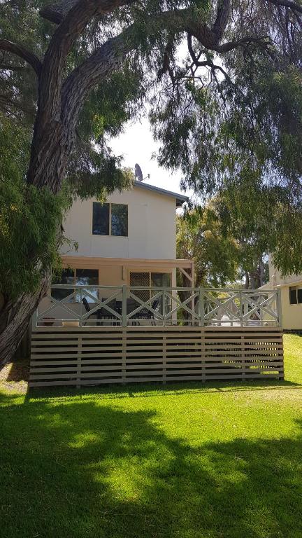 Lilacs Waterfront Villas & Cottages - Redcliffe Tourism 6