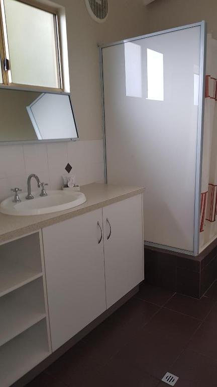 Lilacs Waterfront Villas & Cottages - Redcliffe Tourism 1