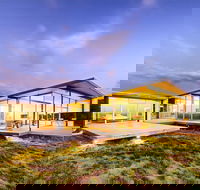 Cloudy Bay Beach House - Redcliffe Tourism