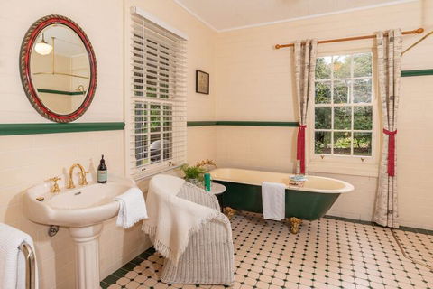 ARCADIA - The Barn Cottage & Rosehill Cottage - Redcliffe Tourism 6