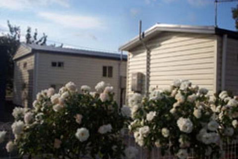 Sheffield Cabins & Apartments - Redcliffe Tourism 5