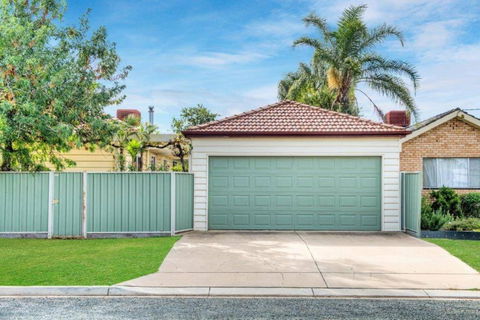 Ayr House Echuca Holiday Homes - Redcliffe Tourism 5