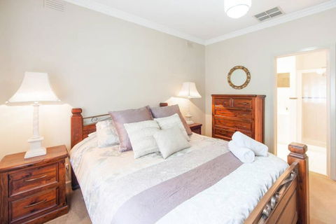 Ayr House Echuca Holiday Homes - Redcliffe Tourism 3