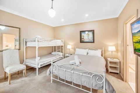 Ayr House Echuca Holiday Homes - Redcliffe Tourism 6