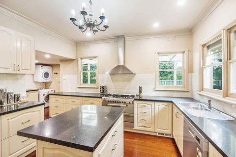 Ayr House Echuca Holiday Homes - Redcliffe Tourism 4