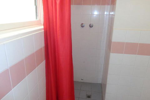 Adelaide Backpackers Travellers Inn - Redcliffe Tourism 3