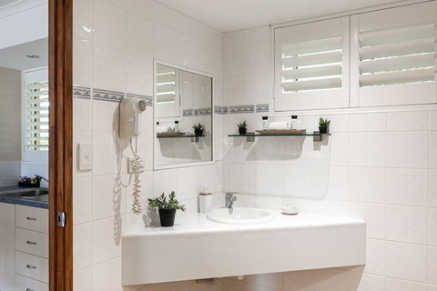 Sunlit Waters Studio Apartments - Redcliffe Tourism 7