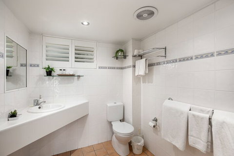 Sunlit Waters Studio Apartments - Redcliffe Tourism 5