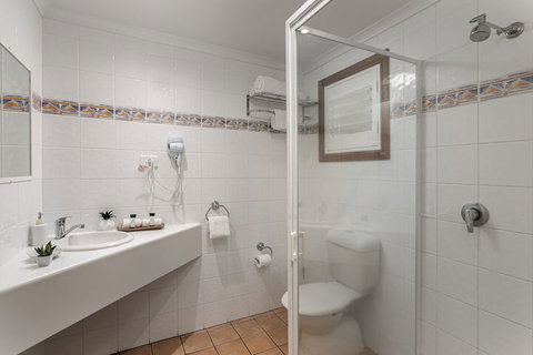 Sunlit Waters Studio Apartments - Redcliffe Tourism 6