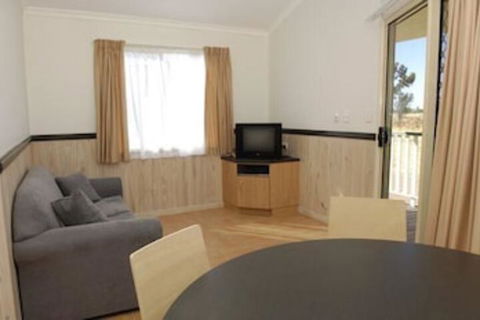 Longreach Tourist Park Caravan Park - Redcliffe Tourism 4