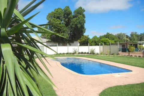 Longreach Tourist Park Caravan Park - Redcliffe Tourism 0