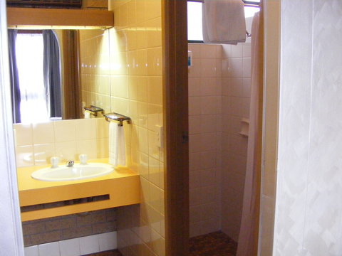 Eaglehawk Motel - Redcliffe Tourism 6