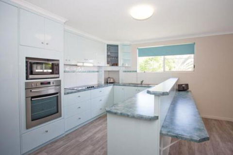 City Beach Holiday House - Redcliffe Tourism 3