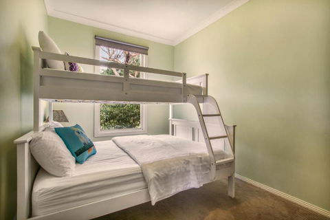 Country House Retreat - Redcliffe Tourism 1