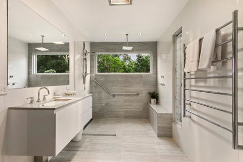 Country House Retreat - Redcliffe Tourism 4