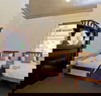 Deloraine Hotel - Redcliffe Tourism