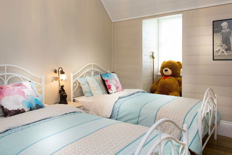 Arcoona Manor - Redcliffe Tourism 5