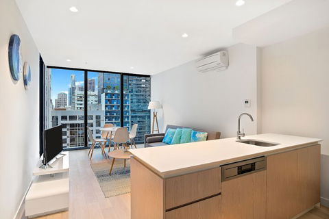 IFSuites (IFSTAYS) EQ Tower - Redcliffe Tourism 6