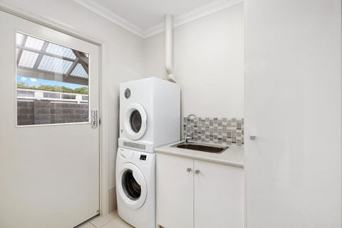 City Two Apartment - Redcliffe Tourism 5