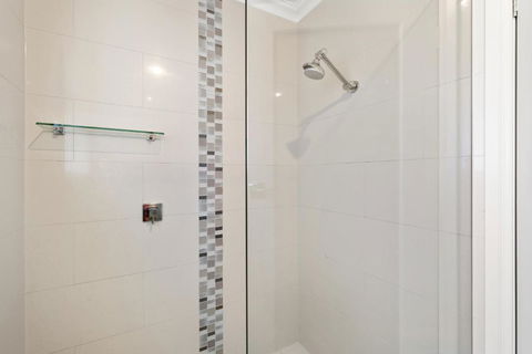 City Two Apartment - Redcliffe Tourism 6