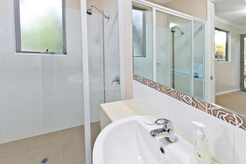 Whatmans Beach House - Redcliffe Tourism 6
