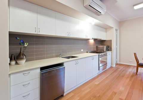 Whatmans Beach House - Redcliffe Tourism 5