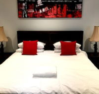 Deluxe Lake View House - Redcliffe Tourism
