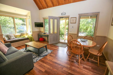 Alpine Arnica Cottage 2 - Redcliffe Tourism 4