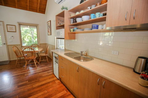 Alpine Arnica Cottage 2 - Redcliffe Tourism 6
