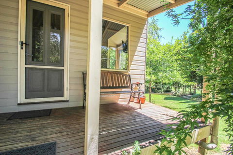 Alpine Arnica Cottage 2 - Redcliffe Tourism 1