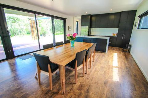 Apex House - Redcliffe Tourism 4