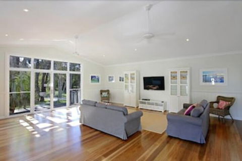 Away On Belongil Fields - Redcliffe Tourism 3