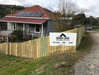 Derby Digs Cottage - Redcliffe Tourism 2