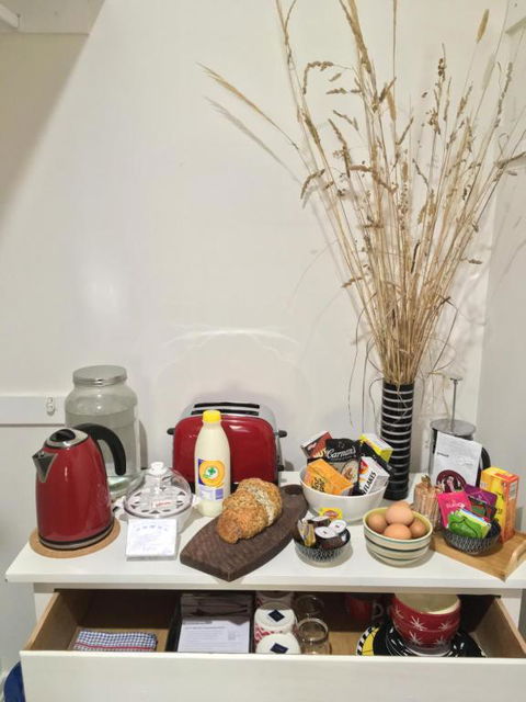 A Suite Spot In The Hills - Redcliffe Tourism 2