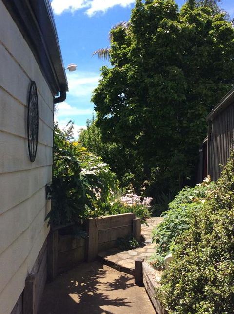 A Suite Spot In The Hills - Redcliffe Tourism 3