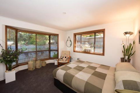 A Suite Spot In The Hills - Redcliffe Tourism 1